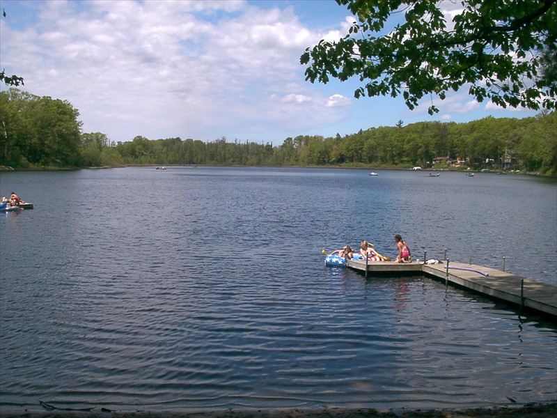 The lake offers a number of activities. We offer kayak, rowboat and paddle boat rentals.